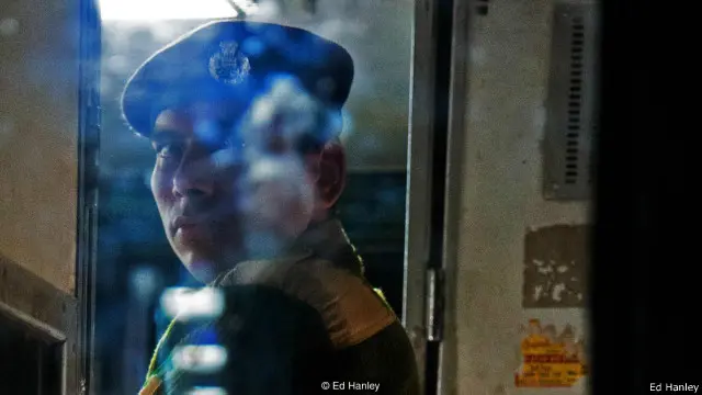 Hanley mendapat “tatapan dingin” dari petugas keamanan di atas kereta api. 