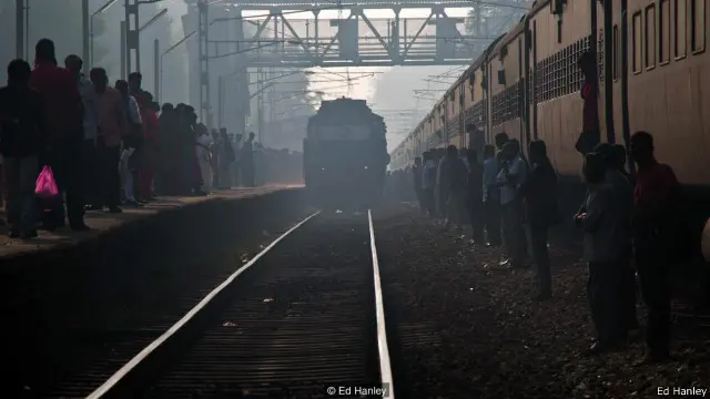 Di India, para penumpang sering menggunakan jalan kereta api sebagai panggung.