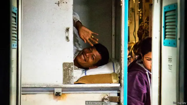 Tempat tidur para staf di atas Vivek Express.