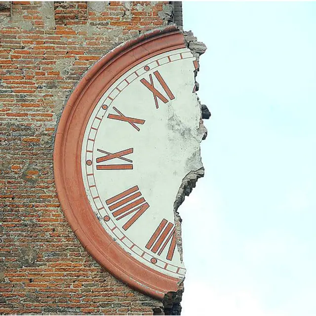 دغه ښار ته نژدې اکومولي مېنه کې د یوې څلور کسیزې کورنۍ غړي د خپل کور په کنډواله کېدو کې مړه شوي دي. 