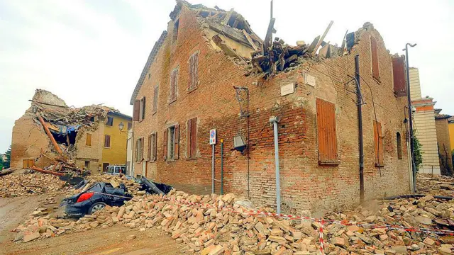 په دې زلزله کې یوه ډېره ځپل شوې سیمه اماتریس ښار دی، چې ښاروال یې وايي:" نیم ښار له منځه تللی."