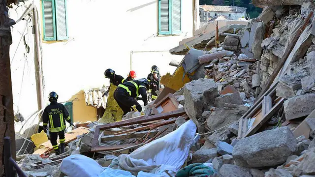 زلزلې اماتریس ښار ډېر وران کړی چې له امله یې څو کسان مړه دي او له کنډوالو لاندې شویو خلکو د موندلو لپاره هڅې روانې دي.