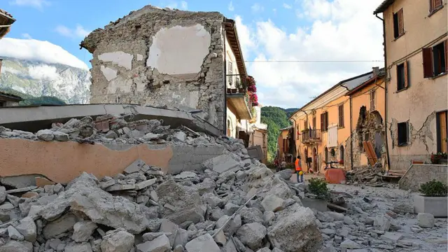 د ښار اصلي کوڅې ورانې شوې او د بېړنیو پېښو کارکوونکي هڅه کوي له کنډوالو لاندې شوي خلک وژغوري.