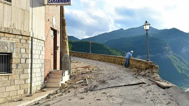 د اماتریس ښاروال سرګيپروزي د ایټالیا دولتي رادیو ته ویلي"ښار ته راغلي سړکونه تړل شوي، نیم ښار له منځه تللی دی، خلک له کنډوالو لاندې شوي، ځمکې ښویېدلې، ممکن پل هم غورځېدلی وي."