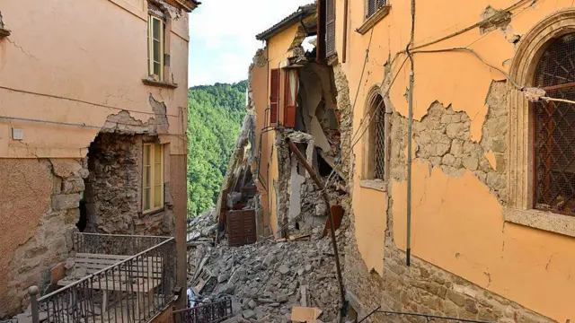 چارواکي په راتلونکو ساعتونو کې د زلزلې د نورو ټکانونو د امکان خبرداری هم ور کوي.