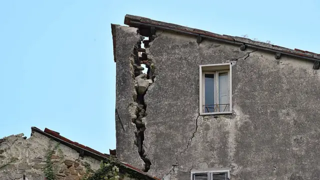 لزلزلپوه اندریا ټرټولینیه وايي، باوري ده چې نور ټکانونه به هم وي، خو شدت به یې کم وي." خو دا هم له پامه نشم غورځولی چې د لومړنیو ټکانونو په څېر به ممکن نور ټکانونه هم وي."