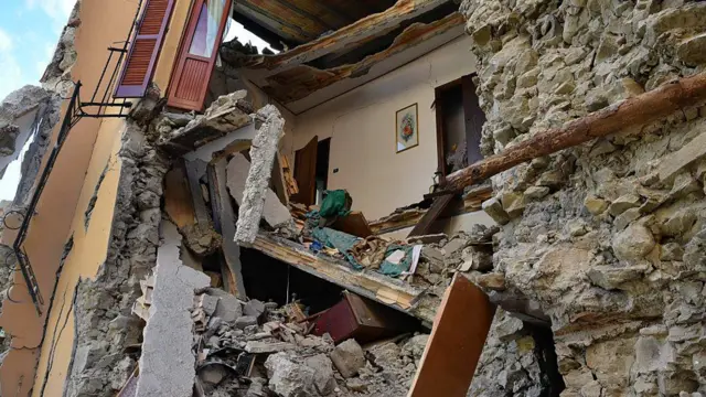 ځینې ودانۍ په ۲۰ ثانیو لړزې کې ویجاړې شوې