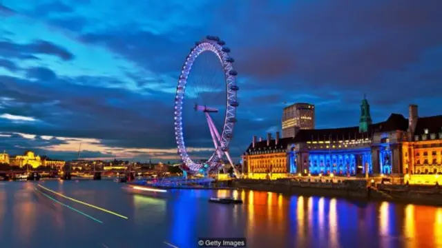  该钻井平台的重量超过50个“伦敦眼”（London Eye）；更别提，工程师们还要在海里进行拆除作业(图片来源：Getty Images)