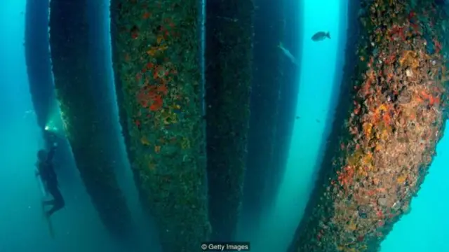 钻井平台的大部分装置都深埋水下，拆解工程因此困难重重。(图片来源：Getty Images)