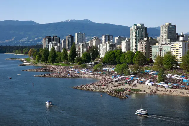 人們在沙灘上休息,欣賞溫哥華市中心的天際線(圖片來源:蓋蒂圖片社)