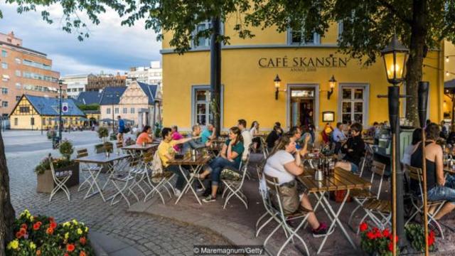  在奥斯陆，人们在户外咖啡馆享受新鲜空气（图片来源：马雷玛葛那 [Maremagnum]/盖蒂图片社）