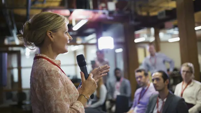 Jika Anda tergagap, jangan ragu untuk berhenti dan membiarkan kata-kata di mulut Anda bisa mengejar kecepatan otak Anda berpikir.