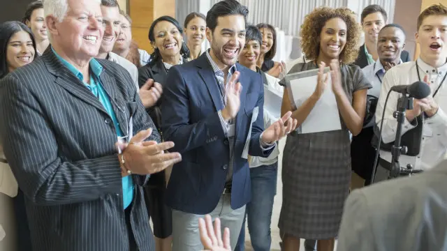 Sesekali tak masalah menggunakan kata-kata pengisi yang santai saat bersama kolega.