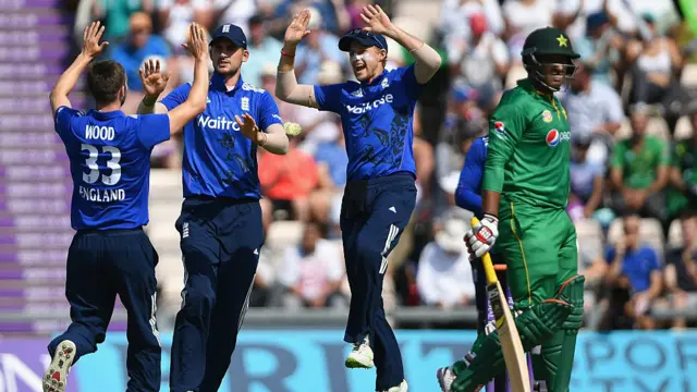 اس سے پہلے پاکستانی اننگز میں شرجیل خان آؤٹ ہونے والے پہلے کھلاڑی تھے جو 16 رنز بنا کر فاسٹ بولر مارک ووڈ کی گیند پر آؤٹ ہوگئے۔