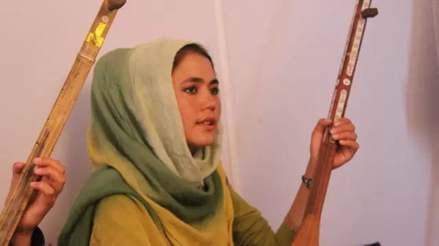 د نجونو دغې وړې ډلګۍ یوه لوی کار ته ملا تړلې، چې دسیمې لرغونې موسیقي له ورکېدو وژغوري