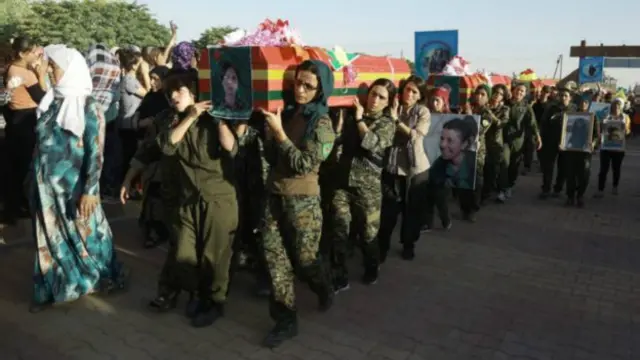 Các chiến binh Kurd người Syria được biết đến với việc cho phụ nữ tham gia vào chiến trường, chẳng hạn như Manbij 