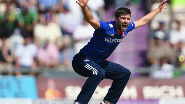 مارک ووڈ نے ابتدائی اوروں میں انتہائی تیز رفتار بولنگ سے پاکستانی بلے بازوں کو پریشان کیے رکھا۔ ابتدائی اوروں میں مارک ووڈ کی گیندوں کی اوسط رفتار نوے میل فی گھنٹہ تھی۔