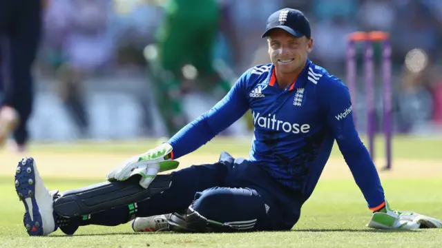 انگلش وکٹ کیپر جوس بٹلر نے لیئم پلنکٹ کی گیند پر کیچ ڈراپ کیا۔