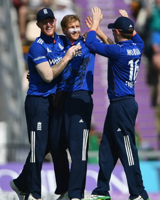 محمد حفیظ جو روٹ کی گیند پر سوئپ شاٹ کھیلتے ہوئے ایلکس ہیلز کو کیچ تمھا بیٹھے۔ ایلکس ہیلز اس سے پہلے ایک کیچ ڈراپ کر چکے تھے۔