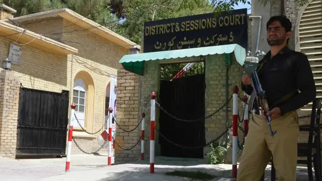 ہ کوئٹہ میں ضلع کچہری اور ڈسٹرکٹ اینڈ سیشن کورٹس میں واقع مختلف عدالتوں میں روزانہ سینکڑوں مقدمات سماعت کے لیے لگتے ہیں