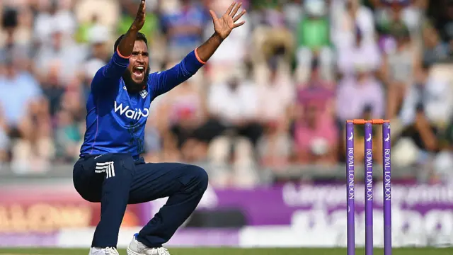 لیگ سپنر عادل رشید اظہر علی اور بابر اعظم کی وکٹیں حاصل کیں۔