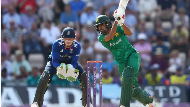 بابراعظم نے تیزی سے پاکستان کے سکور کو آگے بڑھانے کی کوشش کی اور 40 کے انفرادی سکور پر آؤٹ ہو گئے۔ 