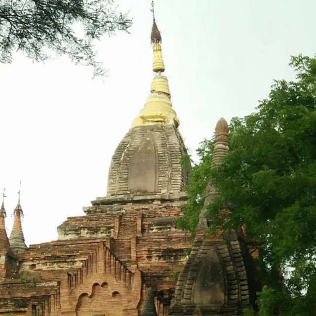 ထီးတော် ယိုင်နေတဲ့ ဘုရားတဆူ