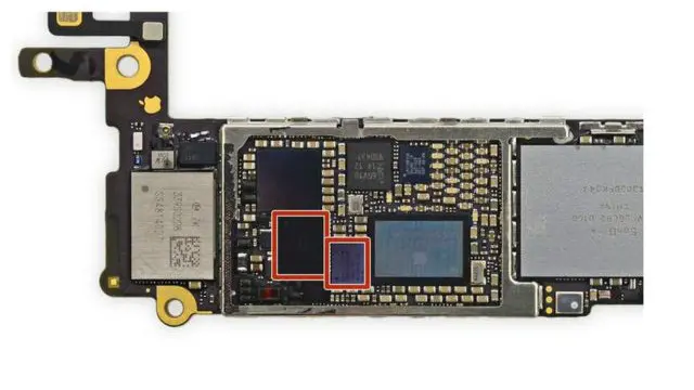 يقول موقع أيفيكست إن الشريحتين (المحددتين باللون الأحمر) معرضتان للانفصال عن دائرة اللوحة المنطقية للهاتف.