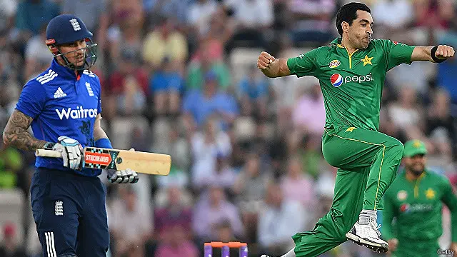 پاکستان کو پہلی کامیابی عمر گل نے دلائی
