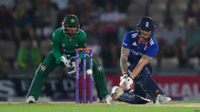 پاکستان نے پہلے کھیلتے ہوئے انگلینڈ کو 261 رنز کا ہدف دیا جس نے تین وکٹوں کے نقصان پر193 رنز بنائے تو بارش کی وجہ سے میچ روک دیا گیا۔
