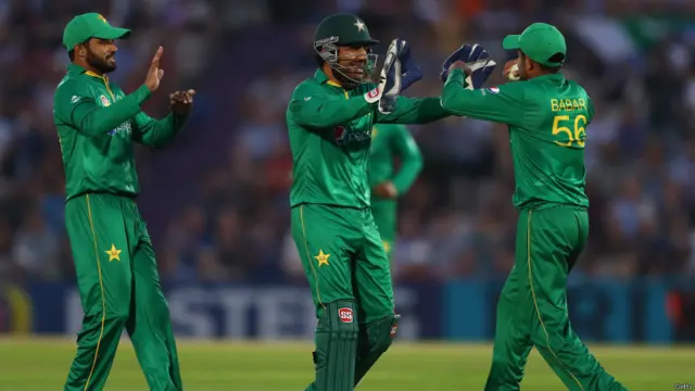 دوسری اننگز کو بارش کی وجہ سے 48 اوورز تک محدود کر دیا گیا جس کے تحت انگلینڈ کو 13.3 اوورز میں جیتنے کے لیے 58 رنز درکار تھے تاہم میچ دوبارہ شروع نہیں ہو سکا۔ پاکستان تین کھلاڑیوں کو آؤٹ کر سکا