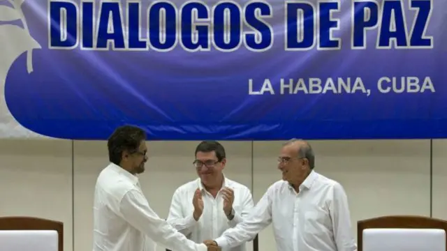 کیوبا میں ہونے والی ایک تقریب میں کولمبیا کے وفد کے سربراہ امبرٹو دی لا کال اور فارک کے چیف مذاکرات کار ایوان ماکیز نے معاہدے پر دستخط کیے۔