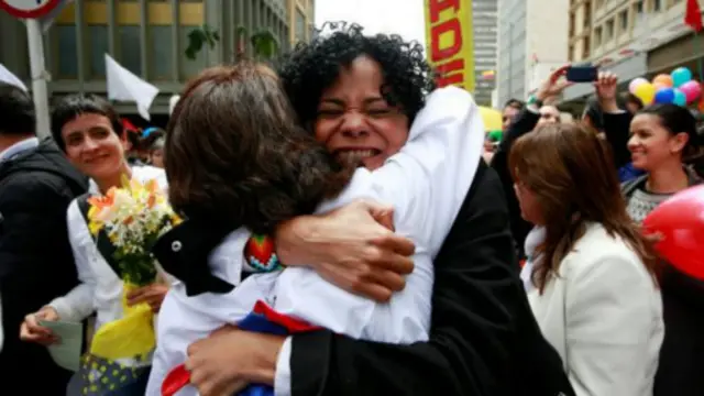 哥伦比亚民众对这份协议期盼已久，在宣布协议达成的那一刻，他们爆发出热烈的欢呼声。