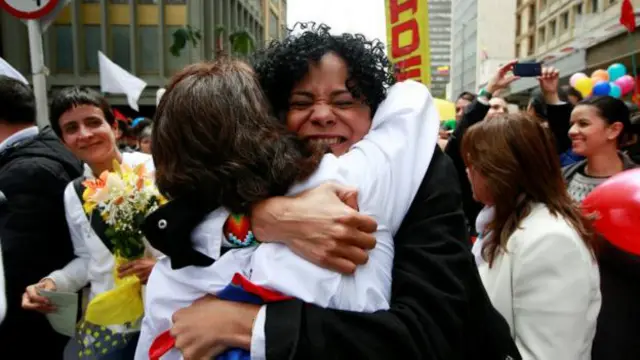  معاہدے کی خوشی میں سینکڑوں افراد بگوٹا شہر کے مختلف حصوں میں جمع ہوئے اور انھوں نے نعرے لگا کر خوشی کا اظہار کیا