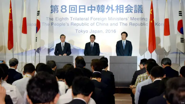 韩国外长尹炳世、日本外相岸田文雄与中国外长王毅,24日于东京出席第8次举行的三国外长会谈