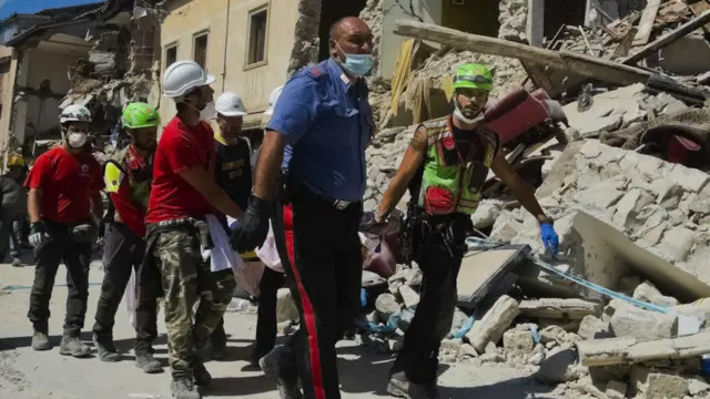  اٹلی کے وزیراعظم نے زلزلے سے متاثرہ علاقے کے دورے میں وعدہ کیا کہ کسی خاندان، کسی شہر اور کسی گاؤں کو اس آفات میں تہنا نہیں چھوڑا جائے گا۔