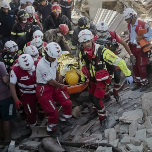 زلزلے سے بڑی تعداد میں عمارتیں منہدم ہو گئیں اور لینڈ سلائیڈنگ کی وجہ سے سڑکوں کو بھی نقصان پہنچا ہے۔