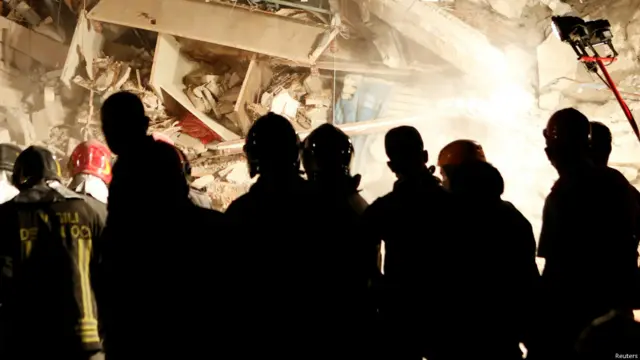 منہدم عمارتوں میں پھنسے ہوئے افراد کو نکالنے کے لیے امدادی کارروائیاں جاری ہیں۔