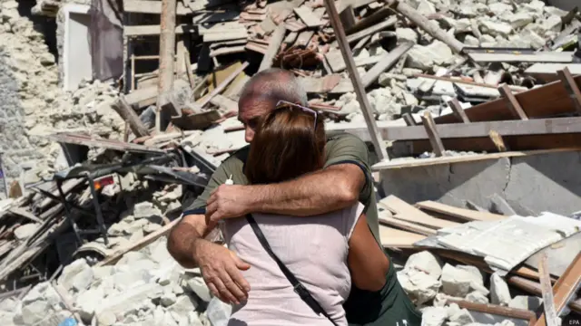 سنہ 2009 میں اکویلا میں آنے والے زلزلہ جو اٹلی میں بھی محسوس کیا گیا تھا اس میں 300 افراد ہلاک ہو گئے تھے۔