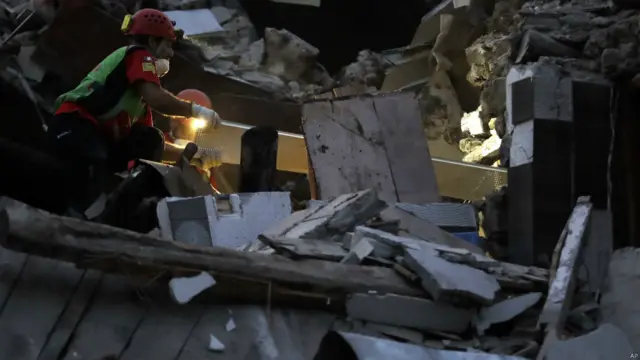  اٹلی کے حکام کا کہنا ہے کہ پہاڑی علاقے میں بدھ کو آنے والے شدید زلزلے میں اب تک 240 سے زائد افراد ہلاک اور کم سے کم 368 زخمی ہوئے ہیں جبکہ اب بھی لاپتہ افراد کی تلاش کا کام جاری ہے۔