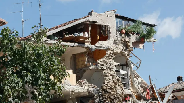 أحد منازل بلدة آماترس التي ضربها الزلزال