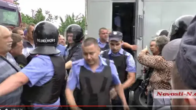 Затриманих поліцейських виводили під охороною