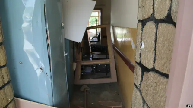 اتاق ها و کلاس‌های درسی در مکتب نابینایان تخریب شده است