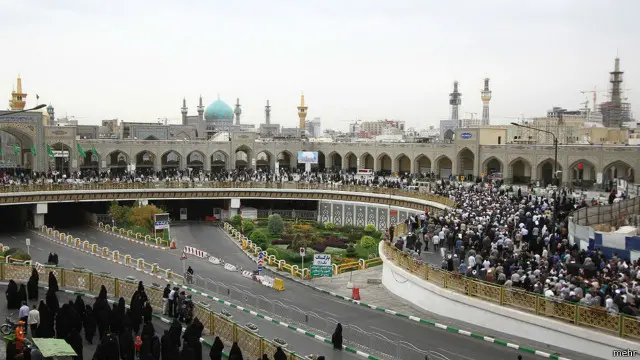 مهمترین درآمد خالص از حضور گردشگران در مشهد نذوراتی است که به آستان قدس می رسد. باقی می ماند درآمد ناشی از اقامت و خرید. که برای بسیاری از زائران (تهیدست ترها که به هتل نمی روند و در رستوران ها غذا نمی خورند) شاید حتی تکافوی هزینه های مدیریت شهری را نکند
