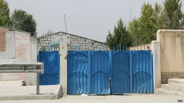 دروازه ورودی مکتب نابینایان در جوار دانشگاه آمریکایی افغانستان که موتر بمب گذاری شده با کوبیدن خود به آن، وارد محوطه مکتب شد