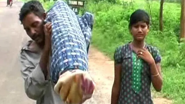 دانا ماجھی کا کہنا تھا کہ اس کا گاؤں 60 کلومیٹر کے فاصلے پر تھا اور اس کے پاس کرائے پر گاڑی لینے کے لیے پیسے نہیں تھے