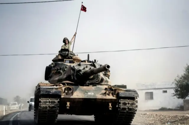 تانک ارتش ترکیه در حرکت به سمت مرز با سوریه