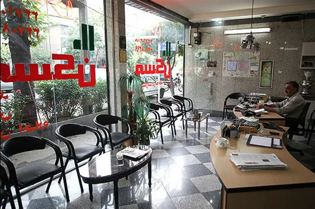 روند معاملات مسکن وضعیت مشابهی با قیمت دارد، یعنی هر چه قیمت افزایش پیدا کرده معاملات نیز به همان نسبت کم شده است.