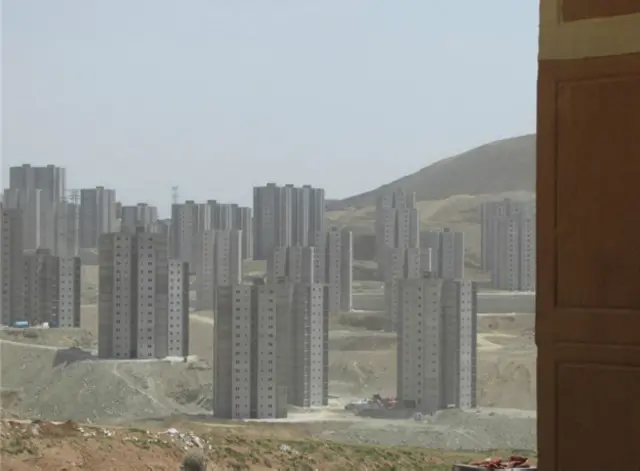 کارشناسان بخشی از مشکل فعلی بازار مسکن را طرح مسکن مهر می دانند.