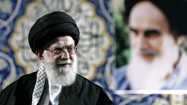 آیت الله خامنه ای، رهبر فعلی جمهوری اسلامی، هم نظری شبیه به نظر آیت الله خمینی دارد. آیت الله خامنه ای موسیقی "مطرب و لهوی" را نا مشروع و موسیقی "غیر مطرب" را بدون اشکال می داند.